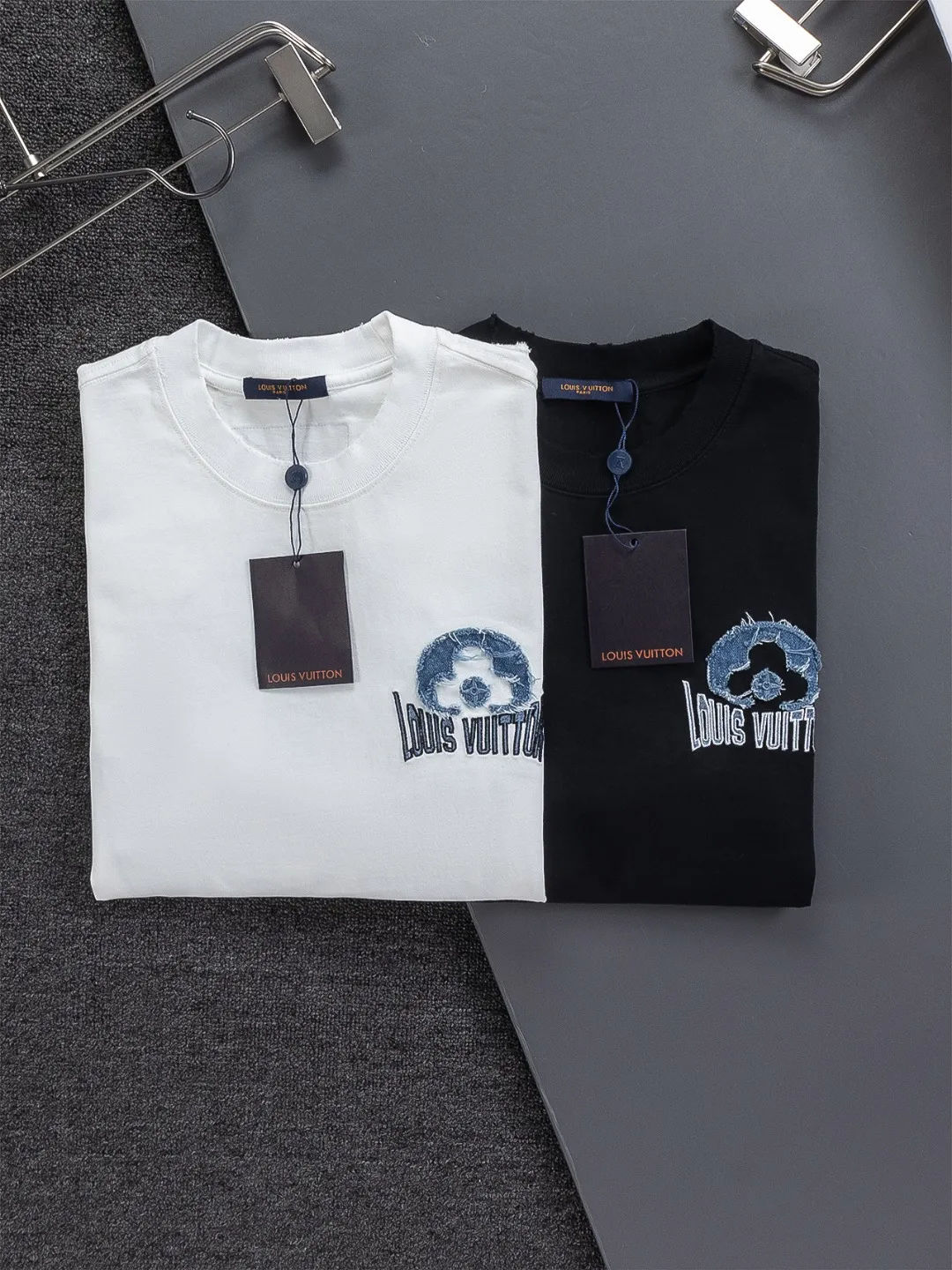 🅿️200 Louis Vuitton 1V LV lv slightly wide version S-XL LV 26ss new products are available at counters simultaneously. Multiple craftsmanship. Water-worn front and rear denim patches with letters 🪡 embroidery. Round neck short-sleeved T-shirt, same style for men and women! Consigned to one-to-one creation. Synchronized with the official website, pure cotton fabrics at the counter! It is close to the skin and comfortable, durable and easy to wear. It has a classic and simple logo design and meticulous original craftsmanship. Short-sleeves, a must-have item for men, do not appear to be the same for the general public, but must be unique and eye-catching. This LV short-sleeve is all about quality, comfort, the same shape and fashion as always, including fabrics and cutting techniques. All of them have been made with great effort! 320 grams of washed pure cotton fabric, pure cotton is breathable, very refreshing and comfortable for daily wear. The rib knitting on the neckline is smooth and tight, and the neckline will not be skewed if you toss it at will. The loose version, you will find that it looks really good on the upper body. The overall is minimalist and neat, super versatile for daily use! Pair it casually with a pair of pants for a youthful look. A T-shirt will make your outfit crazy. It is a fashionable item that can never go wrong! Color: Black White Size: S-XL Size chart: S: Shoulder width 50-Bust 56-Length 70 M: Shoulder width 52-Bust 57-Length 72 L: Shoulder width 54-Bust 59-Length 74 XL: Shoulder width 56-Bust 62-Length 76